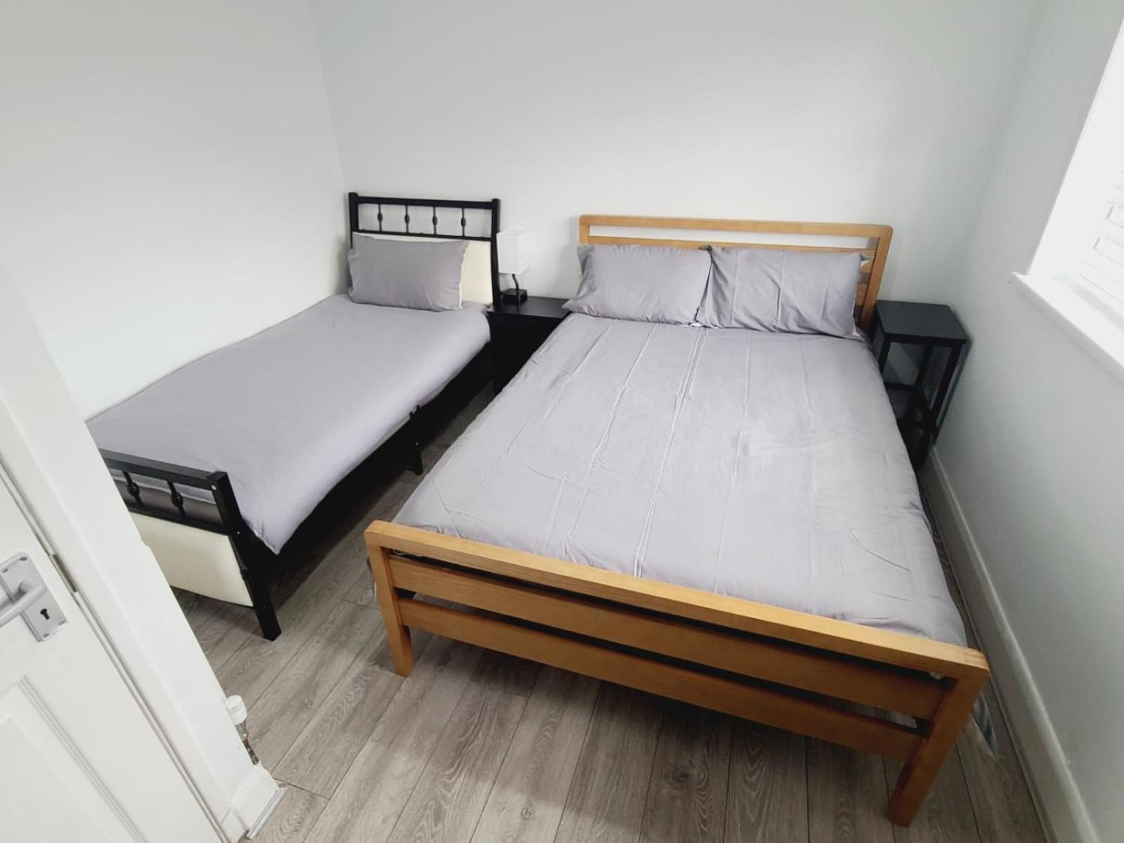 Roomz-Gatwick-London-Airport Parking-Travel Service Ifield Екстер'єр фото