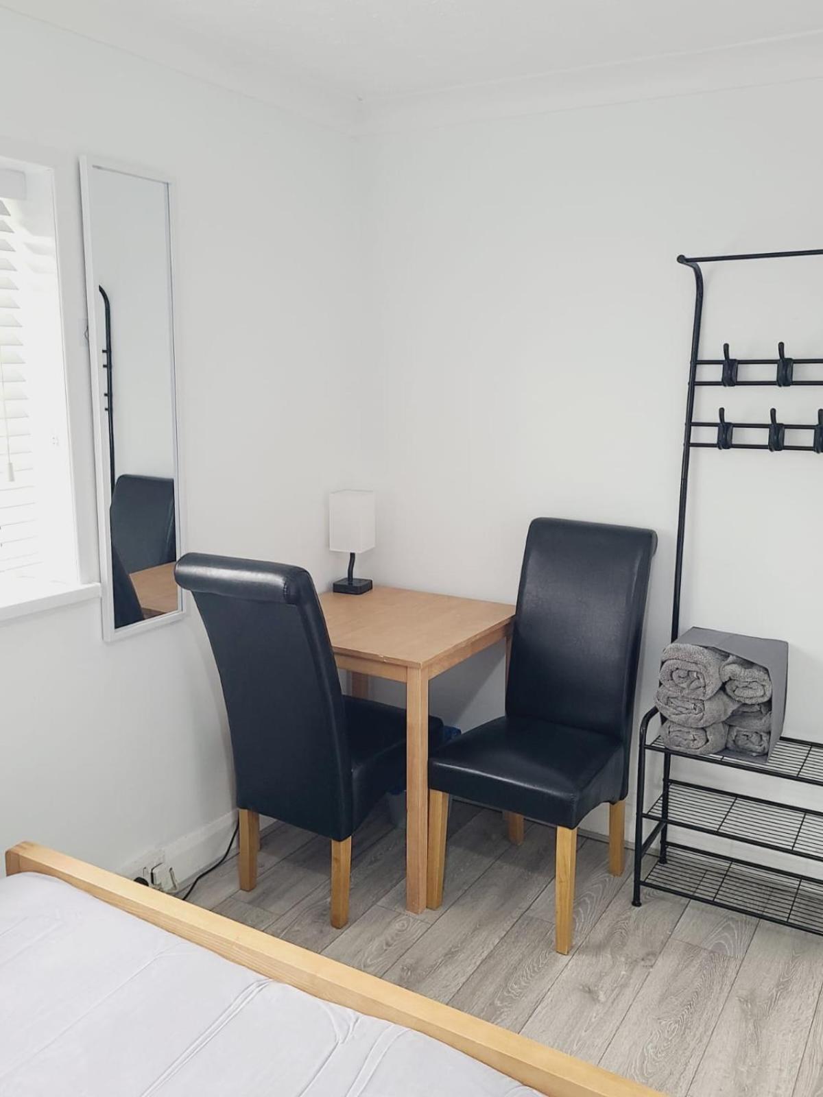 Roomz-Gatwick-London-Airport Parking-Travel Service Ifield Екстер'єр фото