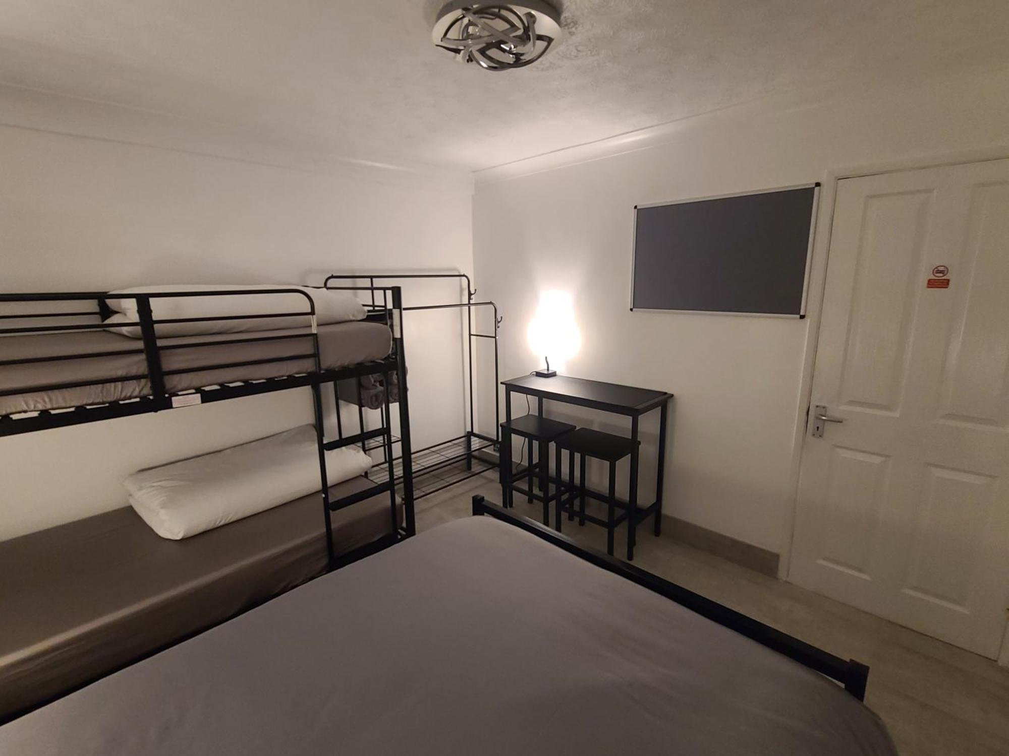 Roomz-Gatwick-London-Airport Parking-Travel Service Ifield Екстер'єр фото