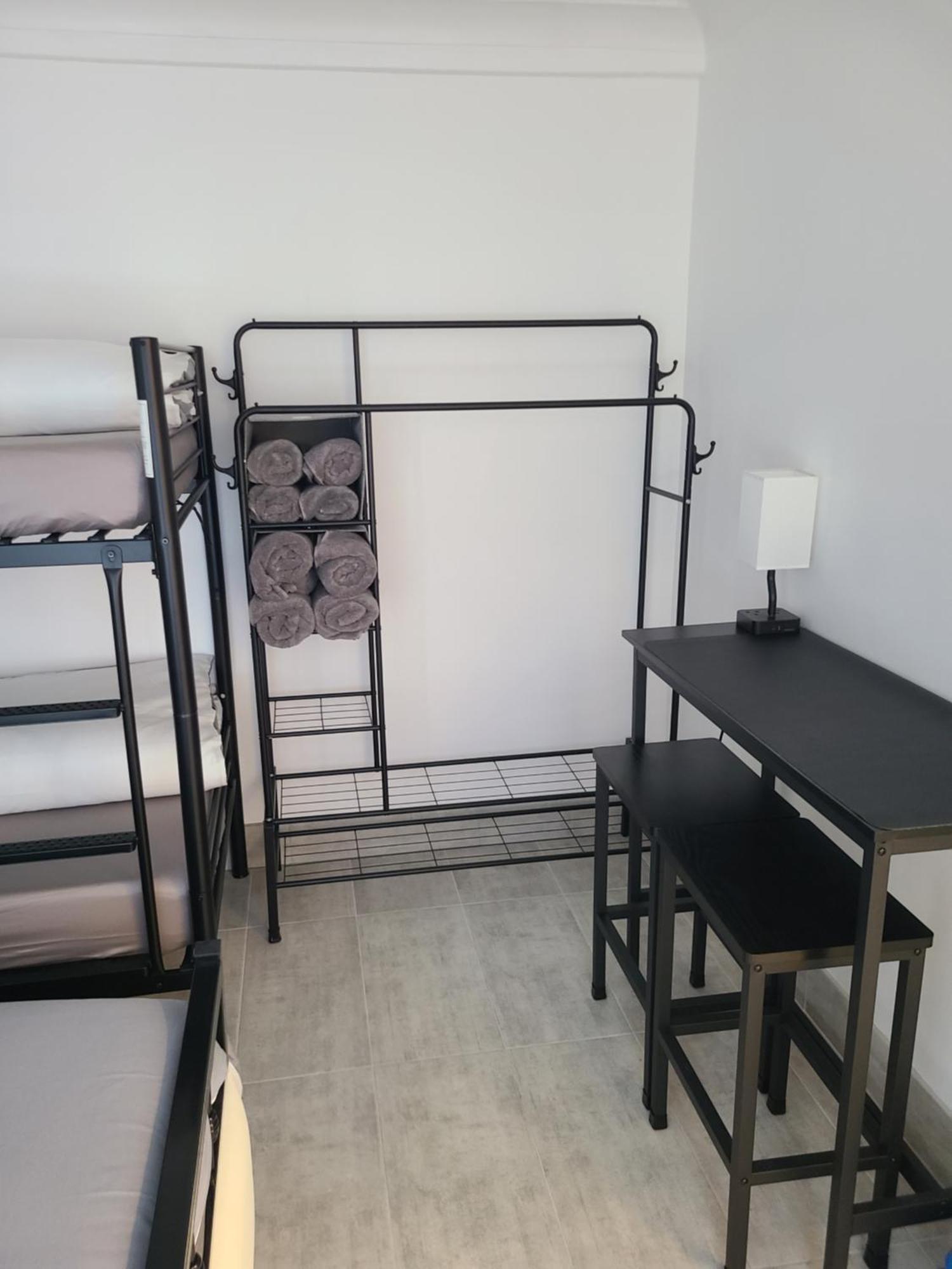Roomz-Gatwick-London-Airport Parking-Travel Service Ifield Екстер'єр фото
