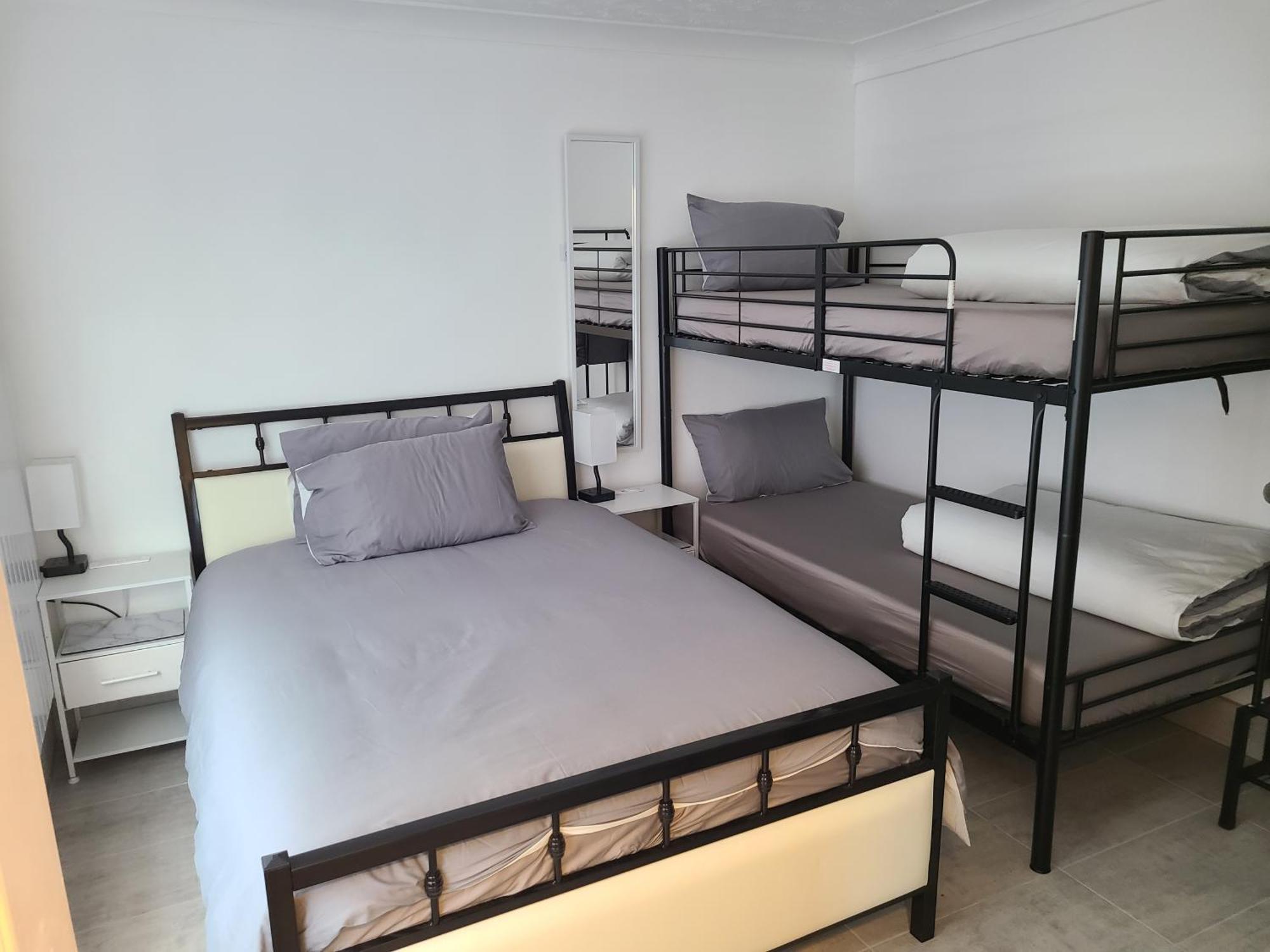 Roomz-Gatwick-London-Airport Parking-Travel Service Ifield Екстер'єр фото